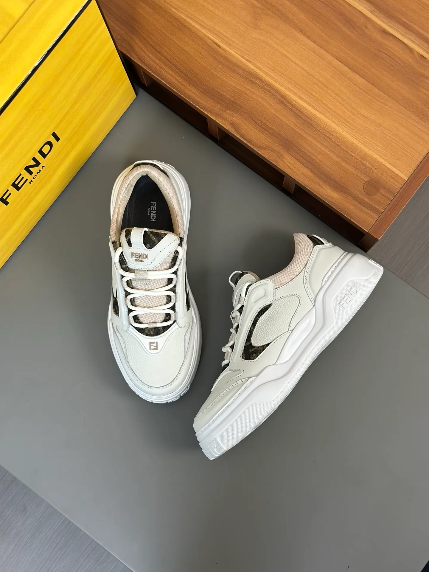 [FENDI] Fendi men's shoes 💰780💰 - High-end quality original casual sports shoes - Upper: Nappa calfskin, pebbled calfskin, tongue and heel; injection molded brand logo plastic module - Lining: brand canvas - Outsole: ultra-light T men's shoes 💰R foam rubber; molded outsole - Super high quality control, fine workmanship: highlighted (high-end, luxury, grade) -Size :39-44 (38, 45, can be customized)